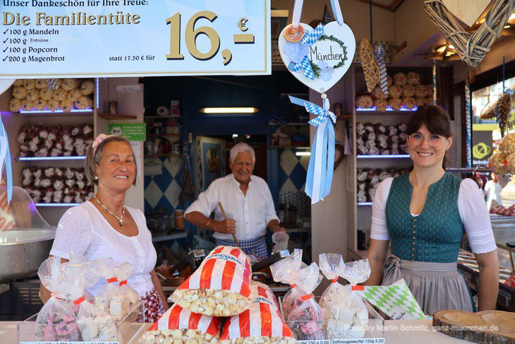 die ganze Familie zur Wiesn im Stand von Geier's Mandelküche (©Foto:Martin Schmitz)